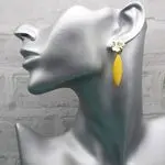 Длинные серьги с золотистыми камнями