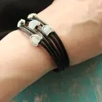 Стильные браслеты с элементами - сердечки