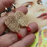 Серьги с золотыми и листьями и кораллами