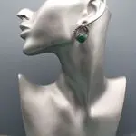 Стильные серьги с зелеными камнями