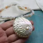 Колье с агатом и перламутровой подвеской