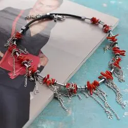 Колье с красным кораллом и цепочками