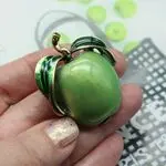 Брошь зеленое яблоко