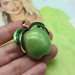 Брошь в виде яблока