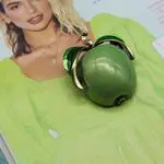 Брошь в виде яблока