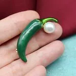 Брошь в виде зеленого перчика чили