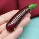 Брошь из керамики в виде баклажана