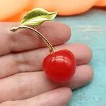 Брошь в виде вишни