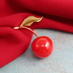 Брошь вишенка