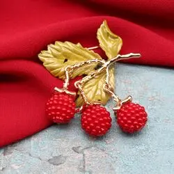 Брошь малинка