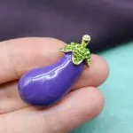 Брошь баклажан