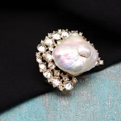 Эффектная брошь с крупным барочным жемчугом