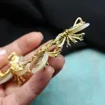 Крупная брошь в стиле шанель