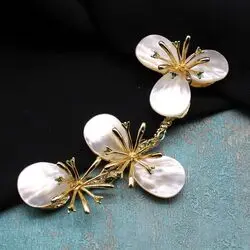 Брошь в виде веточки сакуры