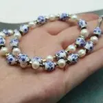 Колье с фарфоровыми бусинами