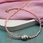 Колье с фарфоровой бусиной и перламутром