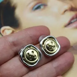 Серьги в виде пуговичек