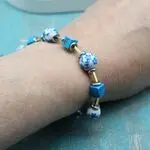 Стильный браслет с расписными бусинами