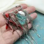 Булавка с цепями и жемчугом