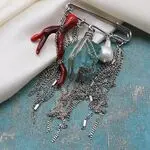 Брошь булавка с камнями и цепями - коралл, жемчуг, аквакварц