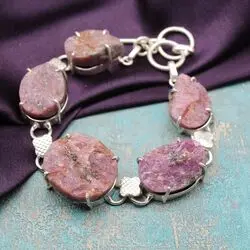 Браслет с необработанным корундом