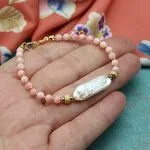 Браслет с натуральными камнями - розовый коралл и жемчуг