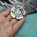 Брошь роза из серого перламутра