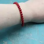 Красная нит - браслет из коралла